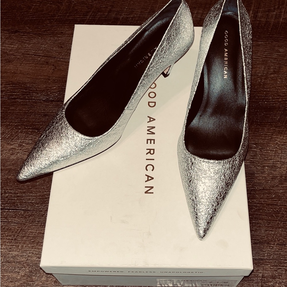 Good American The Icon Pointed Toe Pump- Silver Crackle-7.5. NIB.